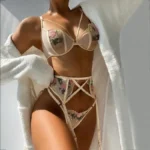 Romantisches Spitzen-Dessous-Set mit floraler Stickerei | 3-teilig inkl. BH & Höschen | verführerische Unterwäsche für Damen – Bild 6
