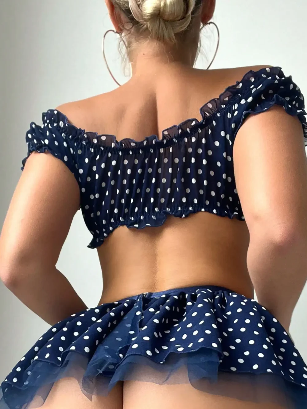 Romantisches 5-teiliges Lingerie-Set | Off-Shoulder Dessous mit Polka-Dots – BH, Top, Rock, String & Strümpfe | Verführerisches Damen-Outfit in Spitzenoptik – Bild 4