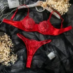 Romantisches Spitzen-Lingerie-Set für Damen | 2-teilig in Rot | BH + Slip mit Stickereien | Valentinstag & besondere Anlässe – Bild 8