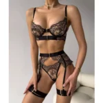 Schwarzes Dessous-Set mit Blumenstickerei 4-teilig BH Slip Strumpfhalter Metallverschluss